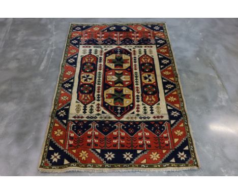 A PERSIAN HAMADAN WOOL RUG (210 x 137cm)
Hand knotted wool pile with geometric patterns, red, blue, and ivory tones, and styl