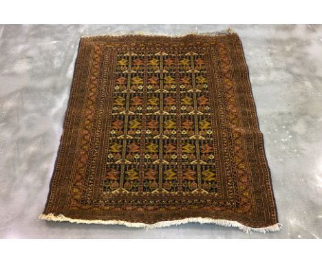 AN ANTIQUE PERSIAN FILPA WOOL RUG (154 x 123cm)
Hand knotted wool with dark brown field featuring repeating geometric motifs 
