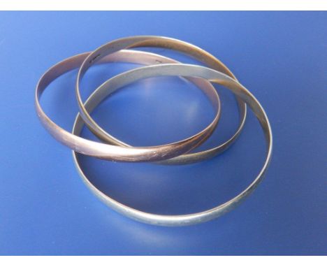 An interlocking triple bangle – 9ct