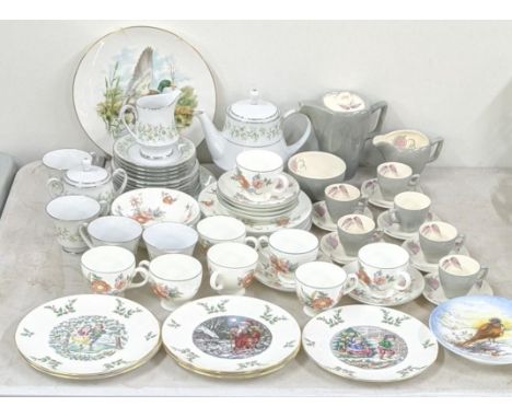 A mixed lot to include a Wedgwood part tea service to include cups and saucers, side plates and others along with a vogue mod