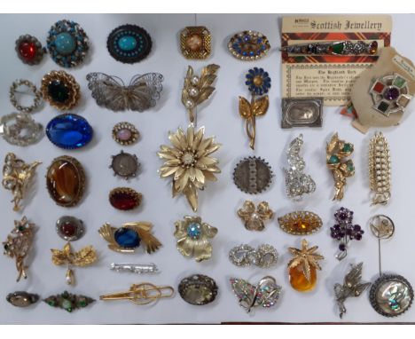 A quantity of vintage paste and hard stone brooches together with late 19th/early 20th Century silver examples and Scottish b