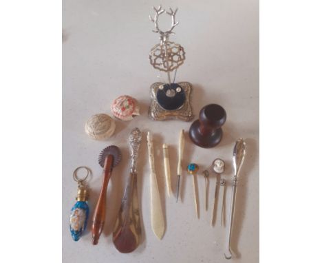 A small collectable dressing table lot to include a silver button hook, 2 vintage soaps, a treen pastry utensil, a treen shor