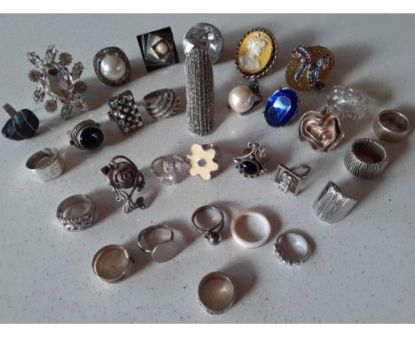 A quantity of dress rings to include white metal examples, a Camille Lucie contemporary ring and 2 faux pearl rings. Location