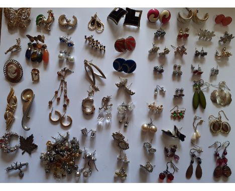 A quantity of late 20th Century to modern day earrings, vintage brooches, a vintage coral necklace, a Scottish hardstone pend