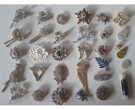 A quantity of vintage brooches and pendants to include an Ikita gold tone and silver tone pendant with floral and butterfly d