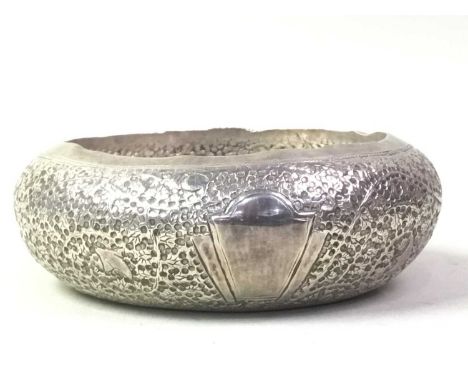 GROUP OF SILVER, including a lidded jar with hammered decoration, stamped 'silver' to underside, a pin cushion modelled as a 