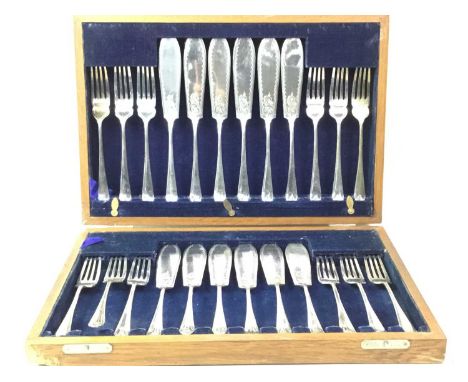 SUITE OF SILVER PLATED FISH KNIVES AND FORKS IN AN OAK CANTEEN, ALONG WITH FURTHER SILVER PLATED ITEMS including ladles and c