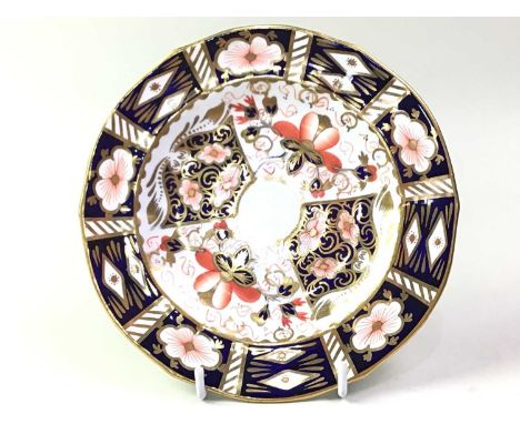 GROUP OF ROYAL CROWN DERBY PLATES AND SAUCERS, ALONG WITH FURTHER PLATES including Wedgwood, Carlton Ware and Royal Worcester
