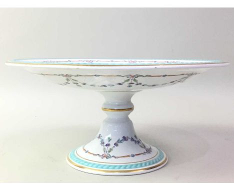 GROUP OF CERAMICS, comprising a tazza, as well as a part tea service, likely English, decorated with flowerstazza 11.5cm high