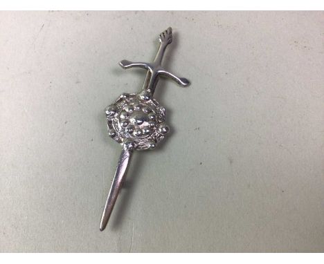 VINTAGE SILVER CLAYMORE COAT PIN, modelled as a swordQty: 10g
