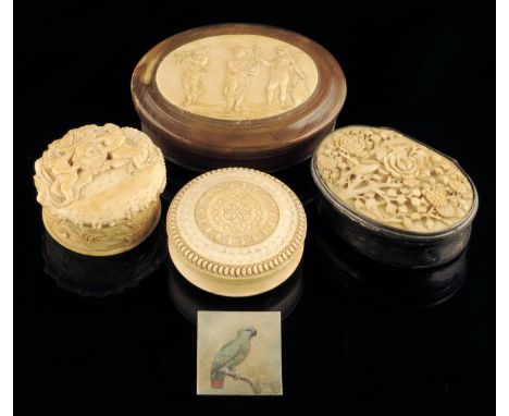 λ An 18th century horn oval snuff box, the lid with a carved ivory plaque depicting three classical figures, a turned ivory p