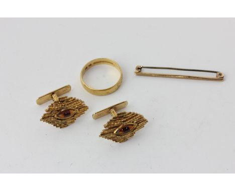 A 22ct gold ring, 4.2g, a pair of 9ct gold and gem cufflinks, and a 9ct bar brooch, 12.2g gross