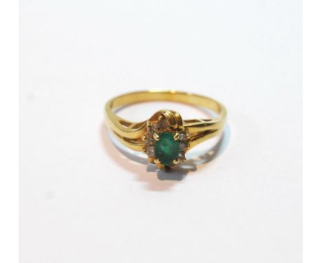 Diamond and emerald cluster ring of asymmetrical scrolling shape, in gold, '18k', 5g.