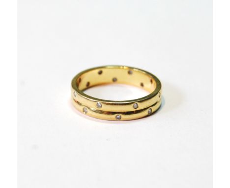 18ct gold band ring with tiny diamonds, size M, 4.9g.