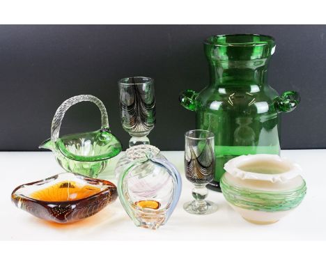 Assorted 20th Century glass to include a control bubble amber glass ash tray, Caithness frog vase, green glass twin hand vase