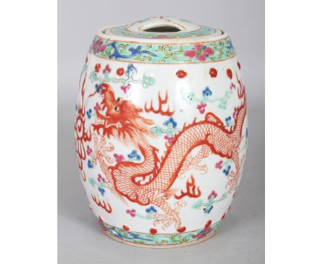 A 20TH CENTURY CHINESE FAMILLE ROSE& ROUGE-DE-FER BARREL-FORM PORCELAIN DRAGON JAR & COVER, the base with a four-character Yo