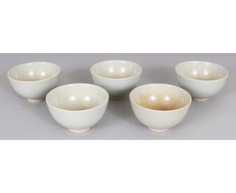 A SET OF FIVE SMALL 20TH CENTURY JAPANESE CELADON GLAZED CERAMIC BOWLS, together with a fitted rectangular bamboo box, each b
