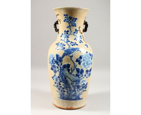 A GOOD 19TH CENTURY CHINESE BLUE &amp; WHITE TWIN HANDLE PORCELAIN VASE, the body of the vase with blue &amp; white decoratio