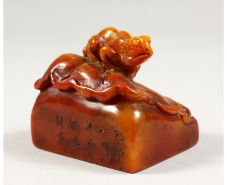 A FINE QUALITY CHINESE CARVED SOAPSTONE SEAL OF A TOAD ON LOTUS LEAF, the seal with a carved toad sitting upon a lotus leaf, 