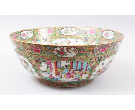 A GOOD 19TH CENTURY CHINESE CANTON FAMILLE ROSE PORCELAIN BOWL / BASIN, the decoration with panels of figures interior &amp; 