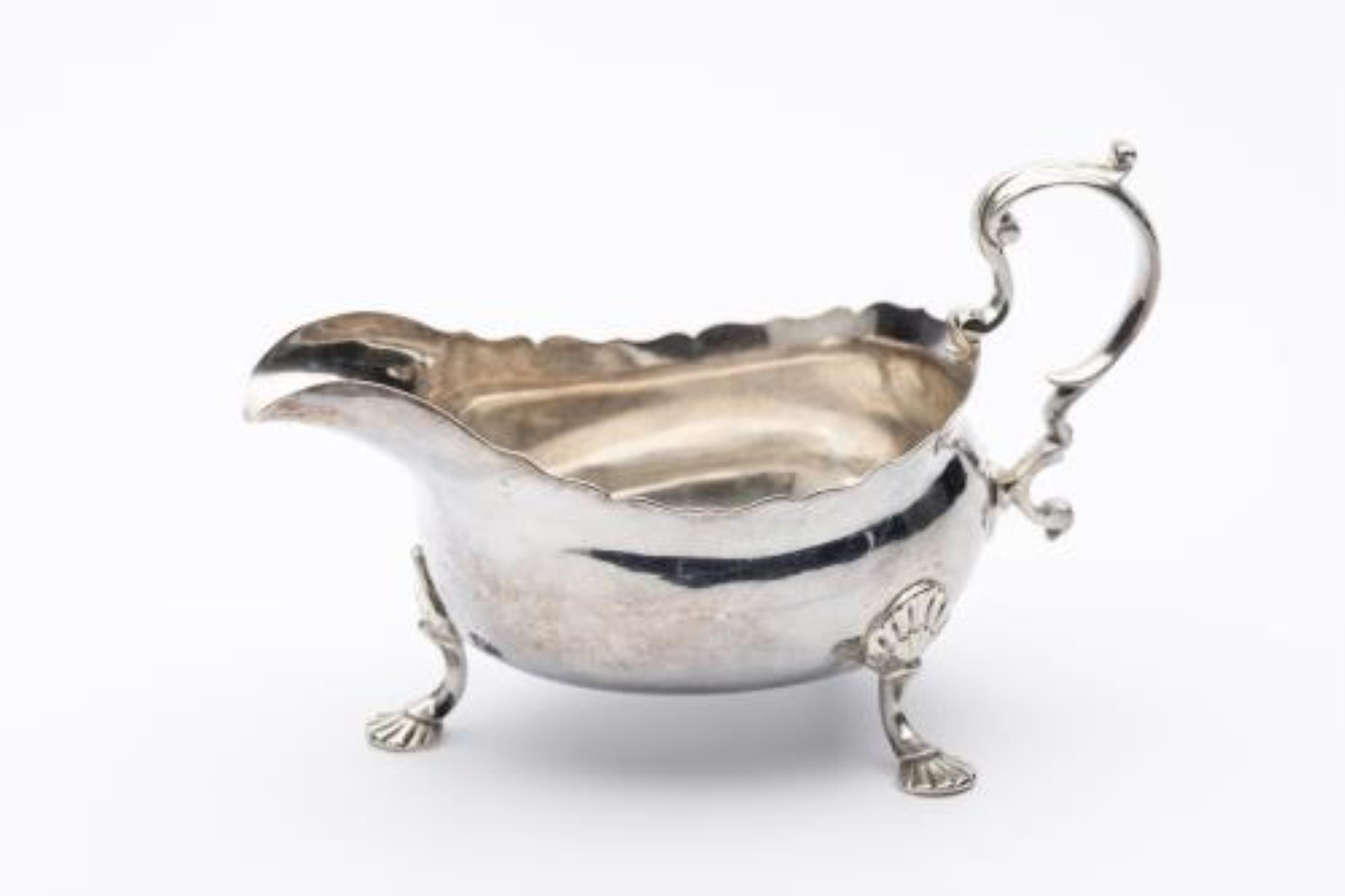 Saucière en argent anglais sterling .925. H. 9.5x15x7.6 cm Poids 195