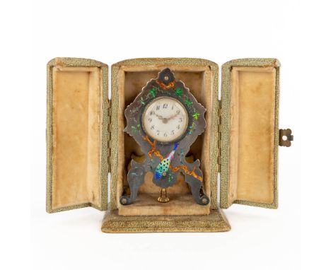 A traveller's clock, silver with hand-painted enamel. Decor of a peacock. Circa 1900.With the original box. On the reverse ma
