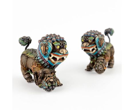 A pair of foo dogs, filigree silver finished with enamel.20th century.&nbsp;Gross weight:&nbsp;251g.&nbsp;Dimensions:(D:4 x W