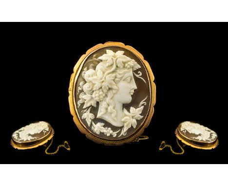 Early 20th Century Impressive 9ct Gold Mounted Cameo Brooch with safety chain, of oval form.  The good quality shell cameo de