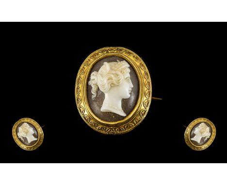 Victorian Period Fine Quality 18ct Gold Oval Shaped Raised Cameo Pendant / Brooch, Button Size, Depicts a Portrait Bust of a 