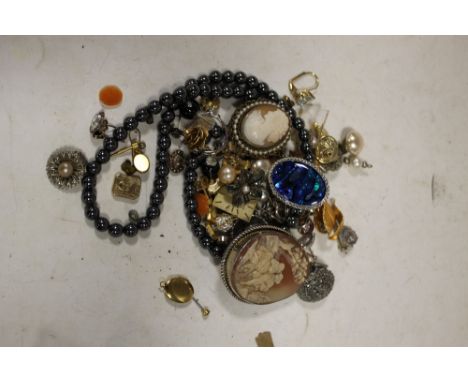 A BAG OF VINTAGE COSTUME JEWELLERY TO INCLUDE CAMEOS