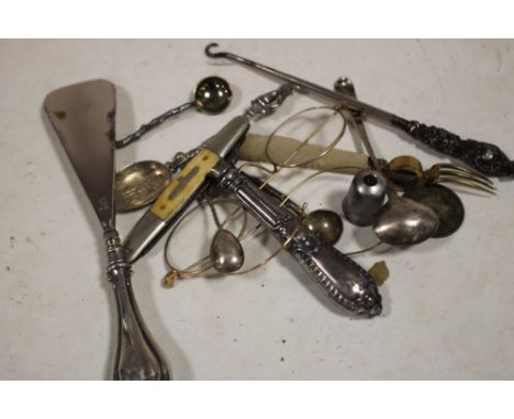 A BAG OF ANTIQUE SILVER COLLECTABLES TO INCLUDE A BUTTON HOOK AND SHOE HORN ETC