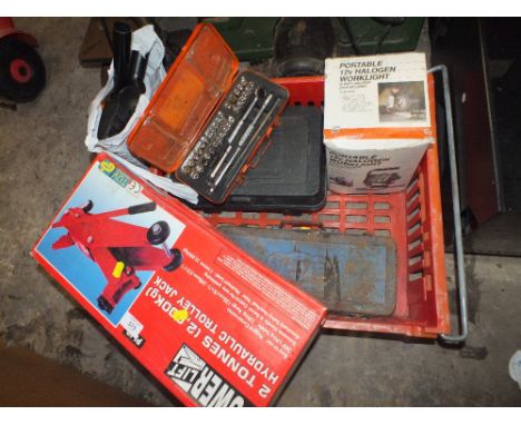 A HYDRAULIC TROLLEY JACK, WORK LIGHT SOCKET SET ETC