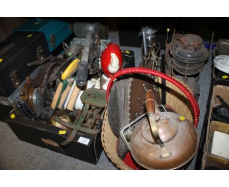 A QUANTITY OF VINTAGE COLLECTABLES TO INCLUDE SCALES, METALWARE, OIL LAMPS, COACH LAMPS ETC