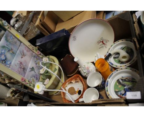 A TRAY OF CERAMICS ETC. TO INCLUDE A BRADFORD EXCHANGE CERAMIC TILE LAMP 