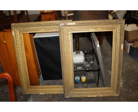 A PAIR OF VINTAGE ORNATE GILT PICTURE FRAMES 