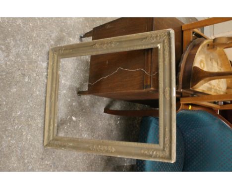 A VINTAGE GILT PICTURE FRAME 