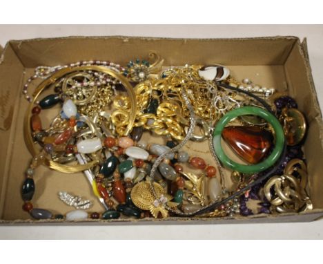 A BOX OF COSTUME JEWELLERY TO INCLUDE A GREEN BANGLE 