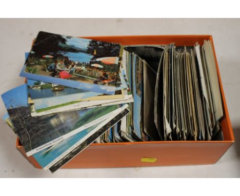 A QUANTITY OF VINTAGE POSTCARDS 