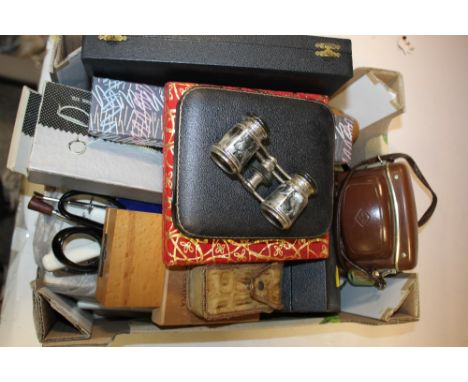 A QUANTITY OF COLLECTABLES TO INCLUDE CASED FLATWARE, AGFA CAMERA ETC