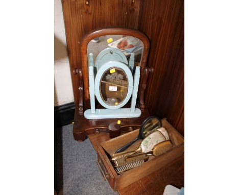 A VINTAGE MAHOGANY DRESSING TABLE MIRROR TOGETHER WITH SHABBY CHIC EXAMPLE AND A SELECTION OF DRESSING TABLE ITEMS