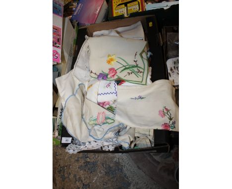 A TRAY OF VINTAGE LINEN TO INCLUDE HAND EMBROIDERED EXAMPLES