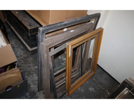 A QUANTITY OF ASSORTED VINTAGE PICTURE FRAMES 