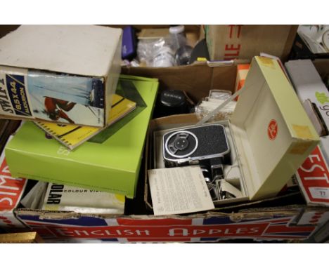 A TRAY OF VINTAGE CAMERAS AND ACCESSORIES TO INCLUDE BOXED PAILLARD-BOLEX PLUS A BOXED PROJECTOR