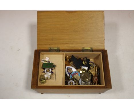 A QUANTITY OF VINTAGE BADGES ETC