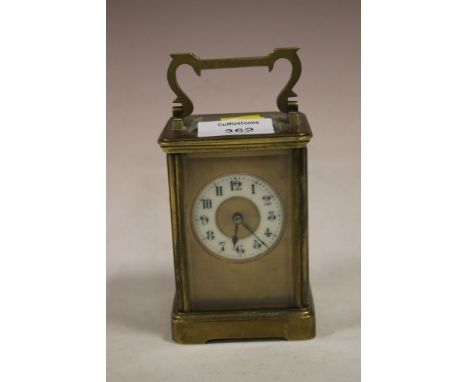 AN ANTIQUE 8 DAY STRIKING BRASS CARRIAGE CLOCK 