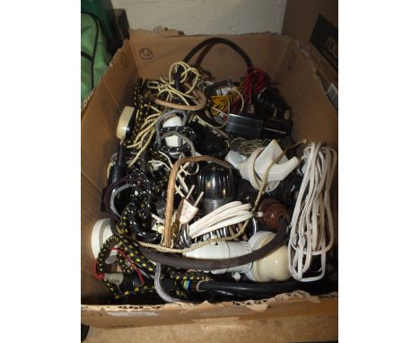 A BOX OF ASSORTED VINTAGE BAKELITE ITEMS