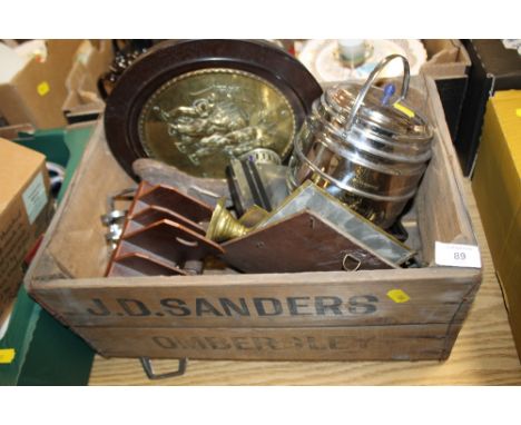 A WOODEN BOX OF VINTAGE METALWARE 