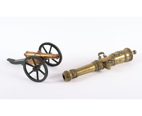 ZWEI MODELLKANONEN, Eisen, Holz, Kupfer und Bronze, H bis 31, eine mit Monogramm und Grafenkrone, deutsch, 18./19.Jh. 