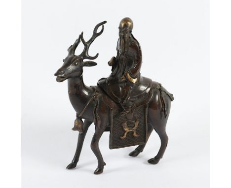 WEIHRAUCHBRENNER IN FORM VON SHOULAO AUF EINEM HIRSCH, Bronze, zweiteilig, Reste einer Vergoldung, H 19, besch., CHINA, 18.Jh
