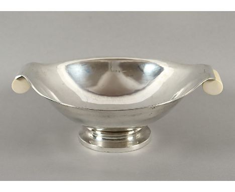 ART-DECO-AUFSATZSCHALE, 830/ooo, zwei Handhaben (Elfenbein), martelliert, Dm 22,5, 687g, Evald NIELSEN (1879-1958), DÄNEMARK,